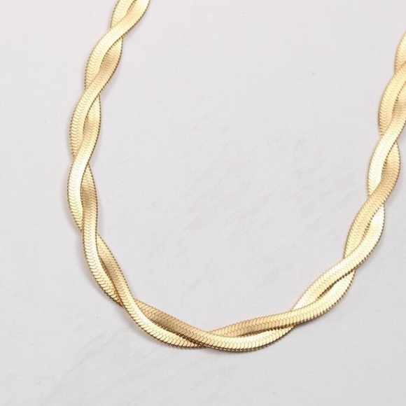 Waterproof twisted herringbone chain necklace - Picture 2 of 2
